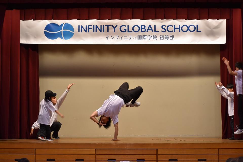 キンダーキッズインターナショナルスクールにてブレイクダンスのパフォーマンス！